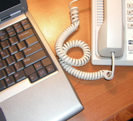 Laptop und Telefon auf Schreibtisch